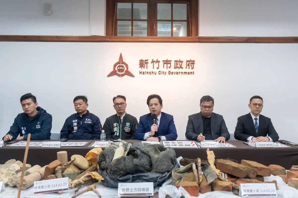 ▲新竹市政府今日舉行市立棒球場說明記者會，包理代理市長邱臣遠、工務處長陳明錚、教育處長林立生等出席。（圖／新竹市府提供）