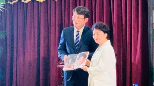 藍白合起手式!黃國昌訪盧秀燕連講3次:台中的事就是民眾黨的事 ▲黃國昌致贈兩本柯文哲的著作給盧秀燕,外界認為別具深意。(圖/記者顏幸如攝,2025.03.05)