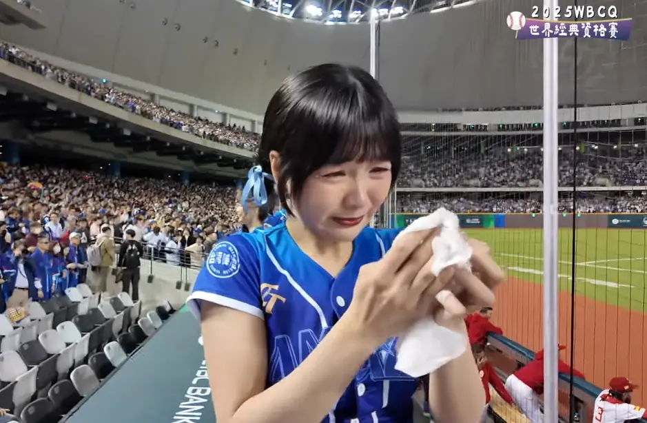 ▲籃籃告別啦啦隊身分，最後一次應援時「眼睛哭到紅腫」，她也透露自己已經有新計畫，但對於之後的新身分仍保密到家。（圖／籃籃YouTube）