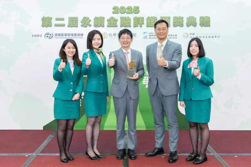 ▲玉山銀行在永續金融領域成果深獲肯定，玉山金控暨銀行董事長黃男州（中）親自出席領取永續金融評鑑前25%獎座。（圖／玉山銀行提供）