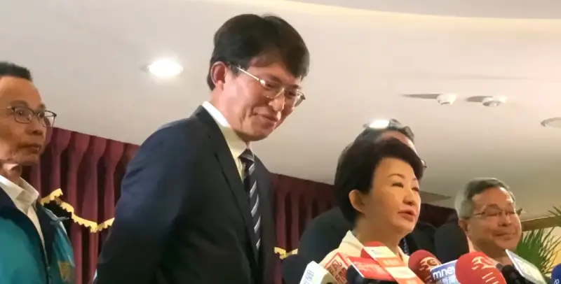 ▲盧秀燕受訪時表情嚴肅，黃國昌幾度低下頭偷笑。（圖／記者顏幸如攝，2025.03.05）
