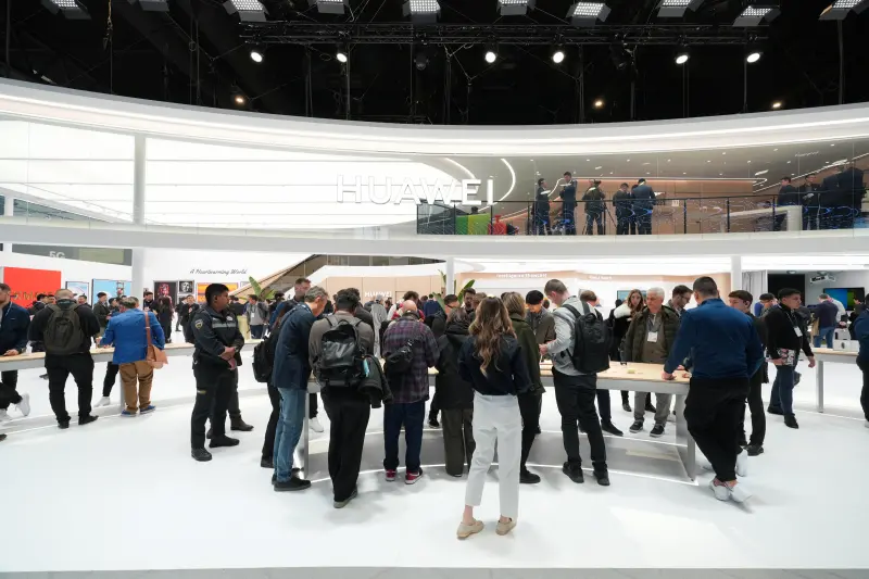 ▲MWC 2025在西班牙巴塞隆納舉辦，今年手機大廠誠意十足，推出不少頗具看點的新品。華為有 Mate XT 三摺手機、小米和realme相機開外掛。（圖／官方提供）