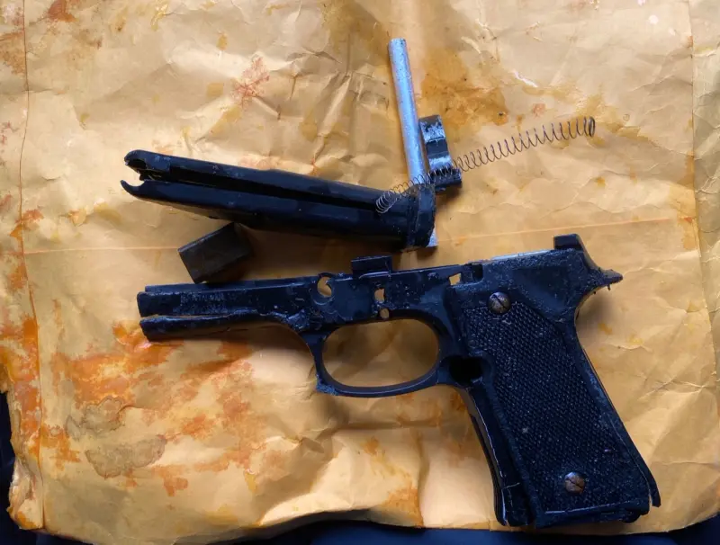 ▲台中市路上掉落一把槍！虛驚一場（圖/記者鄧力軍翻攝）