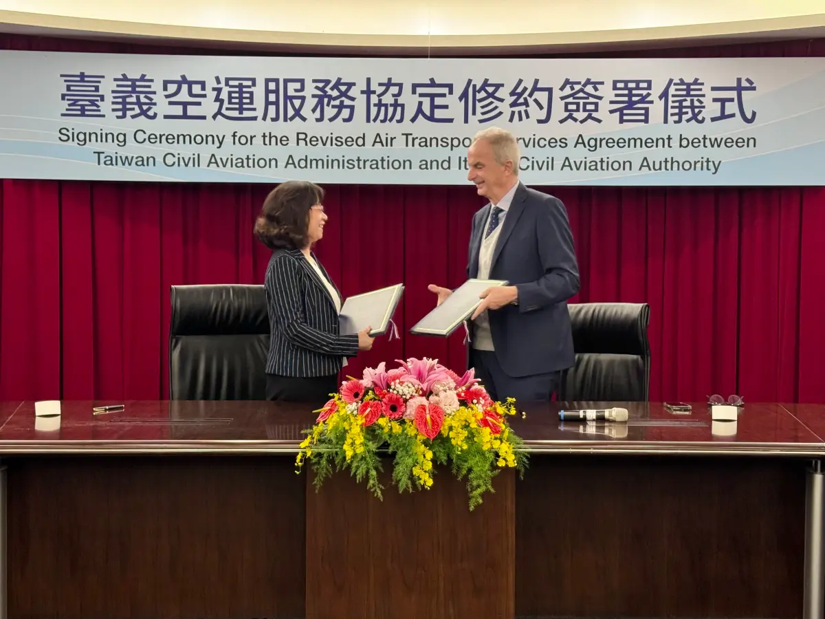 ▲臺義空運服務協定今（5）日由交通部民用航空局局長何淑萍與義大利民航局主席Pierluigi Umberto Di Palma完成修約簽署。（圖／民航局提供）