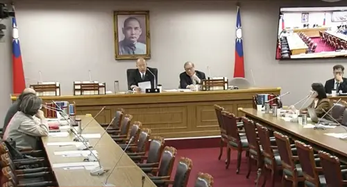 影/藍白不滿被抹紅 酸柯建銘:送你去精神鑑定!韓國瑜無奈散會