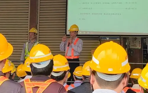 ▲台電公司鳳山區營業處處長洪通澤(站立者右)致詞。(圖/台電鳳山區營業處提供) ▲台電公司鳳山區營業處處長洪通澤(站立者右)致詞。(圖/台電鳳山區營業處提供)