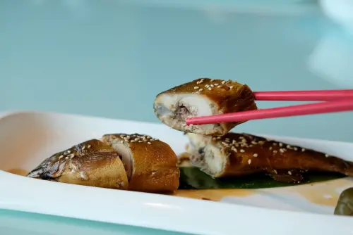 會製作日本料理的主廚還設計了蘭陽香魚脆梅甘露煮,吃得到抱著肥美魚卵的香魚。(圖/記者葉盛耀攝) ▲懂得調理日本料理的主廚還設計了蘭陽香魚脆梅甘露煮,吃得到抱著肥美魚卵的香魚。(圖/記者葉盛耀攝)