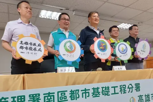 ▲在高雄市政府勞工局局長江健興(中)見證下,共同簽署締結安全伙伴關係。(圖/高雄市政府勞工局提供) ▲在高雄市政府勞工局局長江健興(中)見證下,共同簽署締結安全伙伴關係。(圖/高雄市政府勞工局提供)