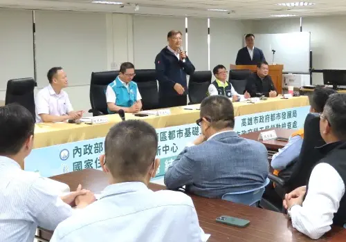 ▲高雄市政府勞工局局長江健興(前排中)致詞。(圖/高雄市政府勞工局提供) ▲高雄市政府勞工局局長江健興(前排中)致詞。(圖/高雄市政府勞工局提供)