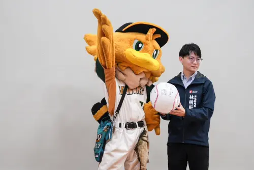 ▲媒合會開幕儀式由台鋼雄鷹吉祥物「TAKAO」與高市青年局長林楷軒(右)攜手揭開序幕,透過傳遞、投擲和揮棒動作,象徵青年勇敢追夢、開創美好未來的願景。(圖/高市府青年局提供) ▲▲媒合會開幕儀式由台鋼雄鷹吉祥物「TAKAO」與高市青年局長林楷軒(右)攜手揭開序幕,透過傳遞、投擲和揮棒動作,象徵青年勇敢追夢、開創美好未來的願景。(圖/高市府青年局提供)