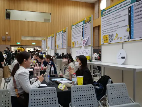 ▲「職求對決 高雄新媒體人才就業媒合會」今(5)日於鳳山行政中心大禮堂登場,包含HTC、霹靂布袋戲、夢時代等26家知名企業釋出超過百項職缺。(圖/高市府青年局提供) ▲「職求對決 高雄新媒體人才就業媒合會」今(5)日於鳳山行政中心大禮堂登場,包含HTC、霹靂布袋戲、夢時代等26家知名企業釋出超過百項職缺。(圖/高市府青年局提供)