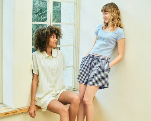 ▲UNIQLO and PRINCESSE tam tam 2025春夏聯名系列，保留居家服的舒適感，同時可外出穿搭的設計剪裁。（圖／UNIQLO提供）