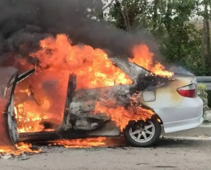 ▲小客車疑似故障停靠路邊後，竟不明原因起火燃燒。（圖／警局提供）