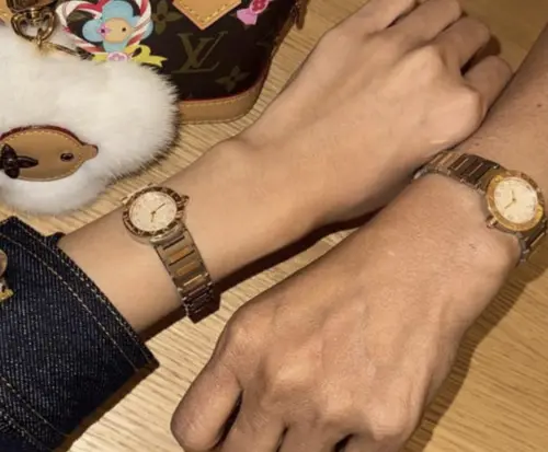 ▲Lisa曬出兩支名錶的照片,豈料藏鏡人的身分卻不是LV三公子。(圖/IG lalalalisa_m) ▲Lisa曬出兩支名錶的照片,豈料藏鏡人的身分卻不是LV三公子。(圖/IG lalalalisa_m)