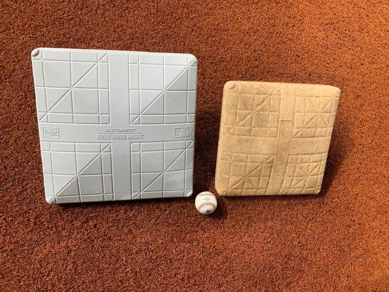 ▲中華職棒2026年賽季確定實施加大壘包（左）。（圖／記者陳柏翰攝，資料照）