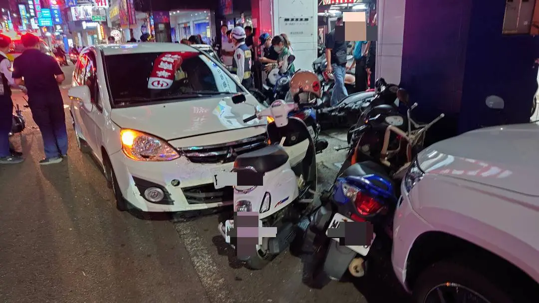 ▲高雄鳳山發生一起多車嚴重事故，轎車衝撞路邊整排機車，導致7人受傷送醫。（圖／警方提供）