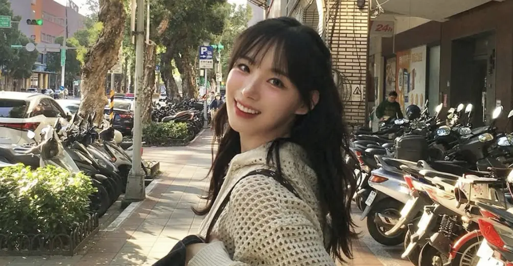 ▲韓籍啦啦隊女神河智媛（如圖）昨（4）日在社群上曬出在台灣街頭拍的美照，還不慎讓手上的行李箱也一起入鏡，疑似已經在台灣找到落腳處，讓粉絲嗨翻。（圖／IG hajiwon.22）