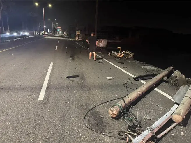 ▲轎車撞斷電桿、變電箱，造成1200戶電信網路全斷。（警方提供）