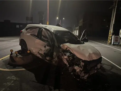 小客車3日凌晨行經彰化縣秀水鄉彰鹿路時,自撞路邊電線桿、電信箱,並橫跨在中央分隔島上,車頭毀損。(警方提供) ▲小客車自撞路邊電線桿、電信箱,並橫跨在中央分隔島上,車頭毀損。(警方提供)