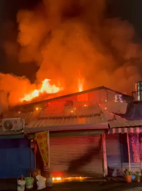 台中市「第五市場」深夜驚傳火警,熊熊烈火照亮夜空,所幸無人員傷亡。(圖/台中市消防局提供) ▲台中市「第五市場」深夜驚傳火警,熊熊烈火照亮夜空,所幸無人員傷亡。(圖/台中市消防局提供)