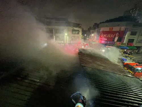 台中「第五市場」深夜23時43分許驚傳火警,初步了解共有10間店鋪遭燒毀,無人員傷亡。(圖/台中市消防局提供) ▲台中「第五市場」深夜23時43分許驚傳火警,初步了解共有10間店鋪遭燒毀,無人員傷亡。(圖/台中市消防局提供)