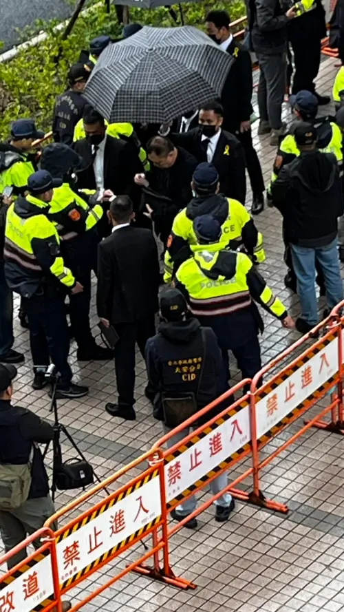 ▲竹聯幫主黃少岑告別式，警方在現場強力盤查監控，現場工作人員也相當稀少，氣氛低調。（圖／記者李政龍攝）