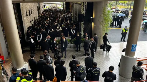 ▲竹聯幫主「么么」黃少岑今舉辦告別式，台北市警方出動逾400警力維安，現場人數僅數千人，相較過往黑幫喪禮，低調簡約許多。（圖／記者李政龍攝）