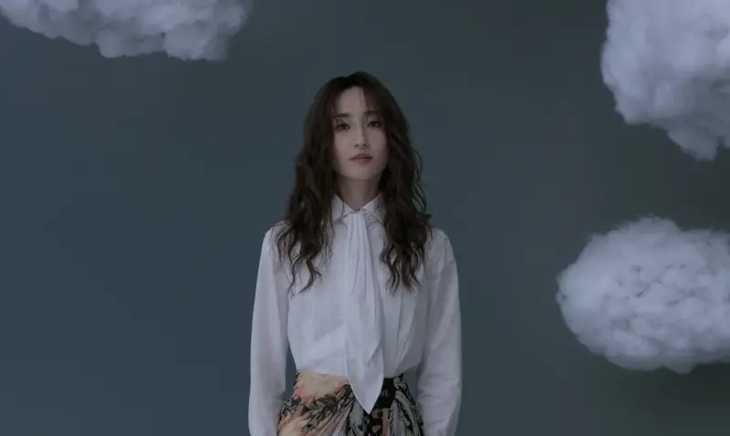 ▲柯佳嬿（如圖）宣布新身分，推出個人首本長篇小說《夢 游記》將在3月7日開始預購，許多星友都湧入她的社群平台道恭喜。（圖／重版文化提供）