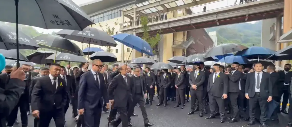 ▲竹聯幫主「么么」告別式今日於台北第二殯儀儀館舉行，民進黨立法院黨團總召柯建銘，位列治喪主委，上午拄拐杖抵達現場。（圖／翻攝畫面）