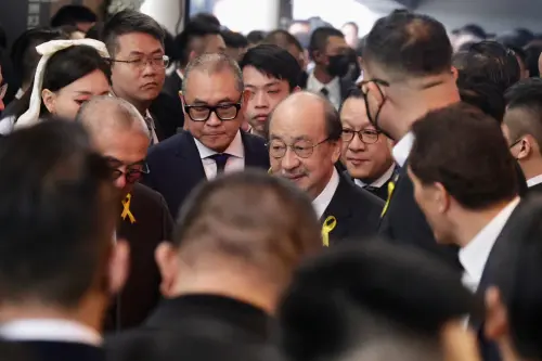 ▲竹聯幫主「么么」告別式今日於台北第二殯儀儀館舉行，民進黨立法院黨團總召柯建銘，位列治喪主委，上午拄拐杖抵達現場。（圖／記者李政龍攝）