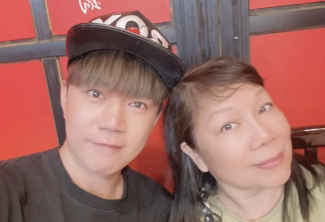 ▲「西瓜哥哥」李岳（左）吐媽媽（右）之前心臟病發，身上又沒帶藥，全身癱軟無力，把大家嚇壞，他也幫媽媽安排接受手術，希望媽媽早日康復。（圖／李岳提供）