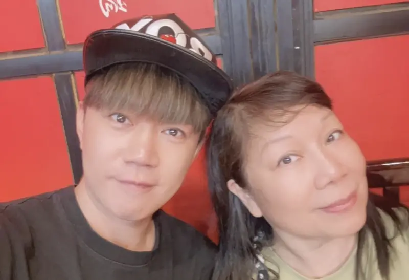 ▲「西瓜哥哥」李岳（左）吐媽媽（右）之前心臟病發，身上又沒帶藥，全身癱軟無力，把大家嚇壞，他也幫媽媽安排接受手術，希望媽媽早日康復。（圖／李岳提供）