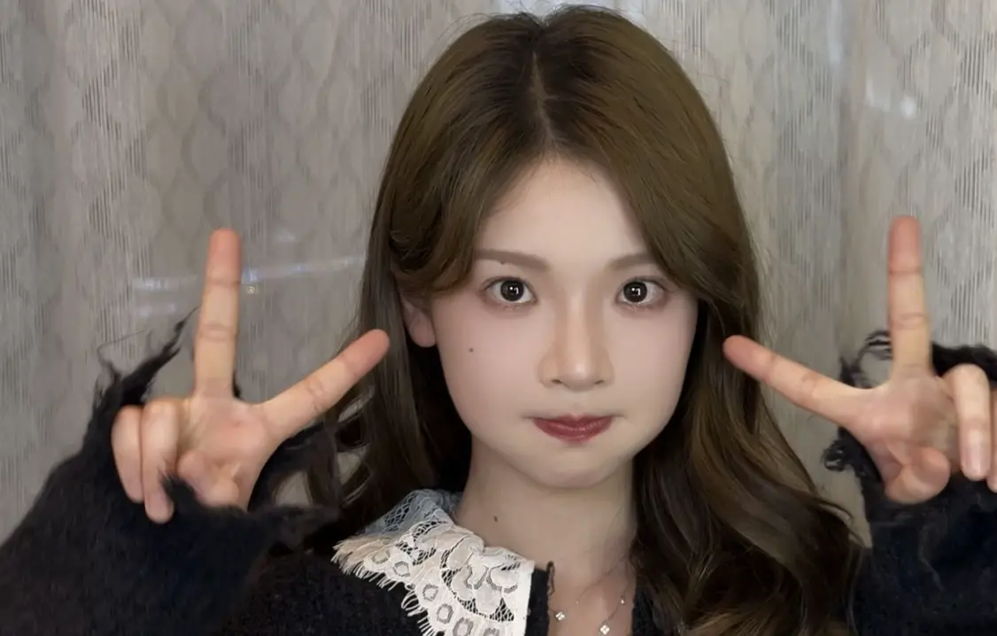 ▲中國演員張淼怡近日被網友懷疑在臉上動刀，於是她在直播中親自回應網友：「我整哪了？」（圖／翻攝自張淼怡微博）