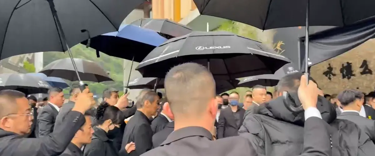 ▲竹聯幫大老「白狼」今日現身竹聯幫幫主「么么」告別式會場。（圖／翻攝畫面）