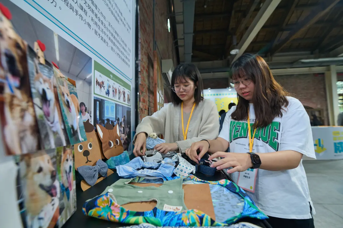 ▲逢甲大學「再寵生活」團隊結合地方弱勢團體，透過二手衣募集，將回收的舊衣重新改造成寵物衣物販售。（圖／信義房屋提供）