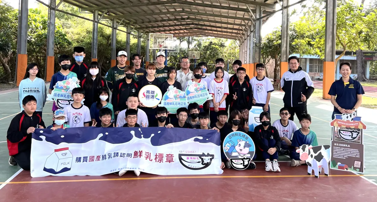 ▲高市農業局輔導在地乳品 (右1)與台鋼雄鷹棒球隊合作，共同走入校園推廣國產鮮乳及棒球教育，由投手小野寺賢人(中右)及巫柏葳(中左)帶領內門國中宋江陣社團體驗揮棒出擊。（圖／高市府農業局提供）