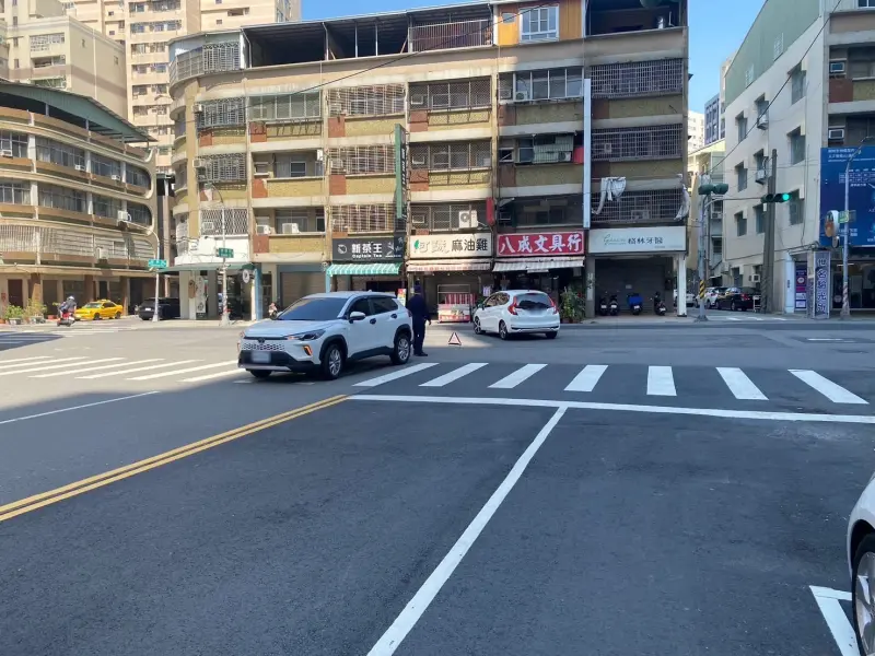 ▲黃男駕車行經高市建興路欲左轉正興路時，因未停等禮讓，當場撞飛徒步過馬路的女子。（圖／高市警局三民二分局提供）