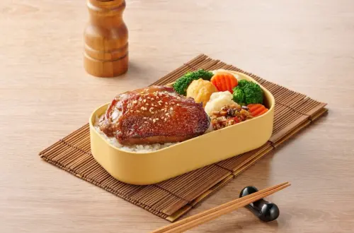 ▲大潤發台式三杯口味「三杯雞腿便當350g」每個75元。（圖／大潤發提供）