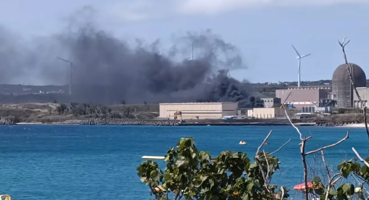 ▲核三廠中午廢棄空壓機廠房冷卻水塔外廢棄物燃燒，恆春消防隊迅速撲滅。（圖／翻攝恆春半島公共事務社團臉書）