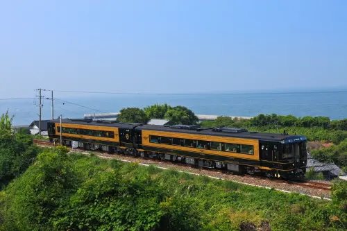 ▲JR特級「A列車」自熊本站駛至三角站，旅客可飽覽御輿來海岸的浪漫景色。（圖／可樂旅遊提供）