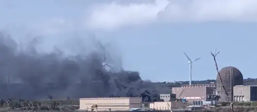 ▲核三廠濃煙遮蔽風力發電機（圖／翻攝恆春半島公共事務討論社團臉書）