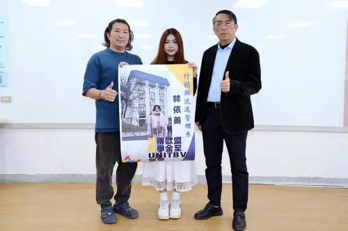 嶺東科大商管學院成績耀眼 勇奪「雙冠」殊榮 ▲嶺東科大行銷與流通管理系四年級學生林依蓁 (中)榮獲歐盟獎學金至UNITBV留學(圖/嶺東科大提供2025.3.6)