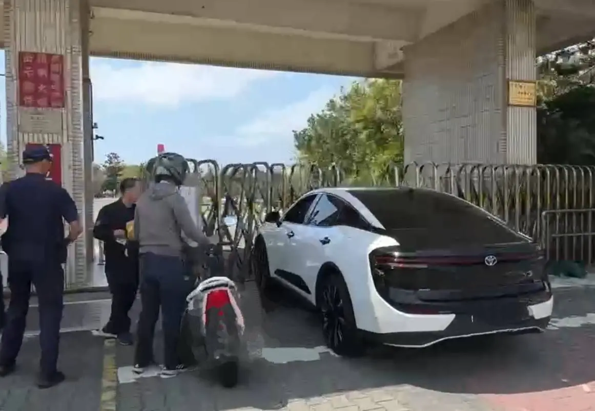 ▲因為不滿核三廠火災未通知疏散，恆春鎮民代表會主席趙記明開車衝撞大門，外傳警衛連忙拔槍要他下車，場面一度緊張。（圖／民眾提供）