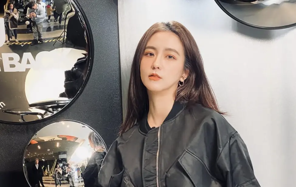 ▲周曉涵（如圖）因為肩膀活動度變低，上網查資料發現疑似是五十肩，就醫後也發現是關節沾粘，她大嘆自己「才」40歲。（圖／翻攝自周曉涵IG）