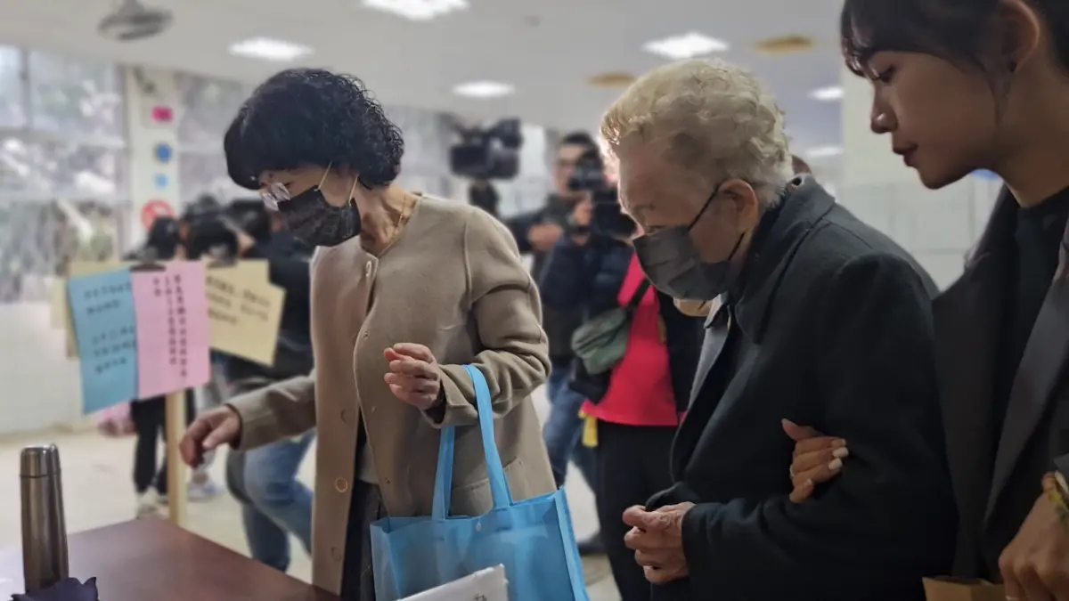 ▲陳佩琪（左）與何瑞英（右）到台北看守所辦理接見柯文哲（圖／記者劉松霖攝）