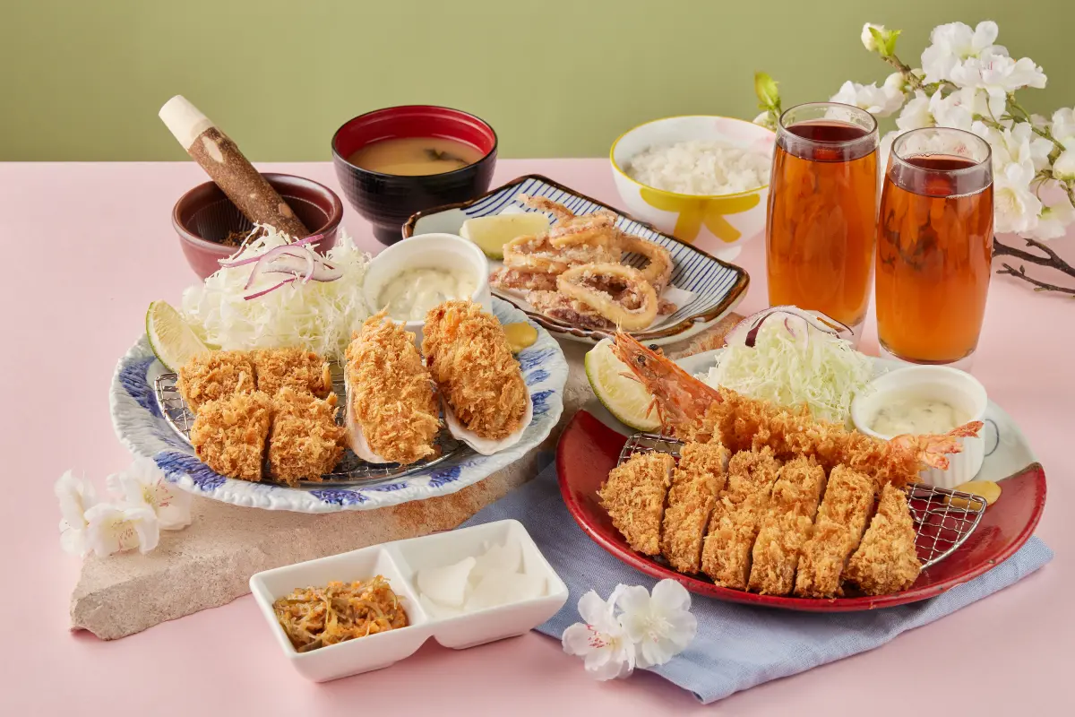 ▲王座國際餐飲旗下「銀座杏子日式豬排」全新開設快食豬排專賣店，3月18日台北101開幕，指定消費送「套餐8折券」；京都勝牛X橋村炸雞全新升級聯名，穿黃色服飾唸通關密語贈送哈密瓜霜淇淋。（圖／王座餐飲提供）