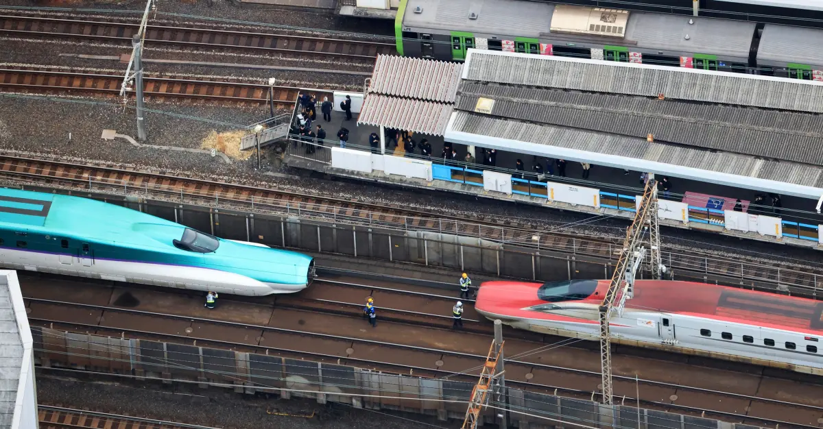 ▲日本東北新幹線在開過東京上野站路段後，兩節車廂圖脫鉤，被迫停駛。（圖／美聯社／達志影像）
