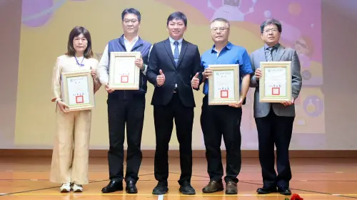 ▲教育局長吳立森(圖中)在國小校長會議上,表揚榮獲藝術教育、體育績優等學校。(圖/高市府教育局提供) ▲教育局長吳立森(圖中)在國小校長會議上,表揚榮獲藝術教育、體育績優等學校。(圖/高市府教育局提供)