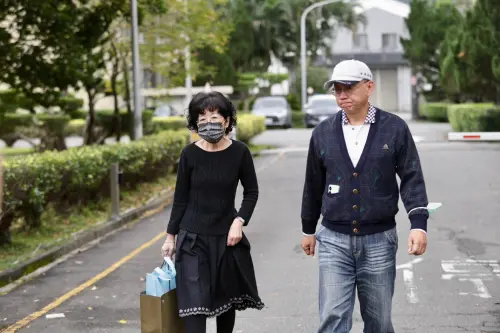 獨/柯爸告別式前首送「課外書」 陳佩琪要柯P讀這位「上古前輩」 ▲柯文哲夫人陳佩琪(左)與弟弟柯宇謙(右),3月4日前往台北看守所,帶3本經書給柯文哲念經迴向給亡父。(圖/記者李政龍攝)