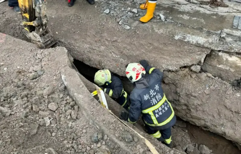 ▲新北市樹林區一處汙水道工程發生意外，一名男性工人被大石頭壓傷，送醫搶救仍不治。（圖／翻攝畫面）